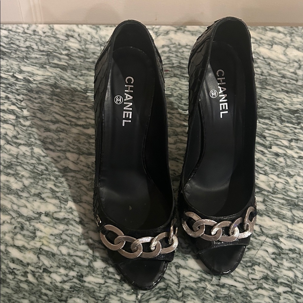 CHANEL Black Snakeskin Heels with Silver Chain Accent